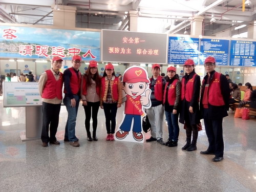 创业中心志愿者开展春运便民志愿活动